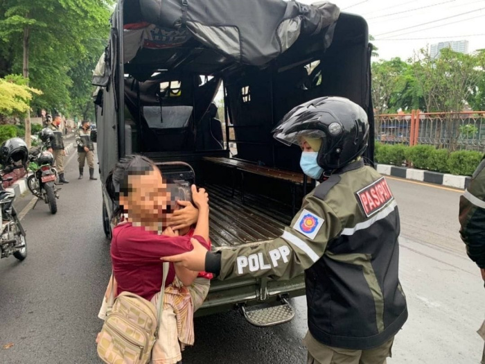 Menjelang Idul Fitri, Satpol PP Surabaya Tertibkan Pengemis dan Pengamen Musiman
