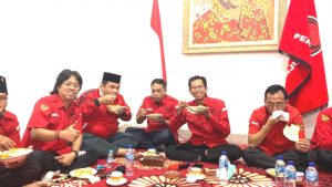 ﻿Halal Bihalal, Kader PDIP Surabaya Rapat Sambil Nikmati Ketupat Sayur Lodeh