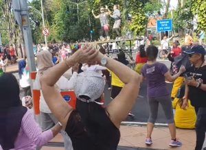 Anak-anak, Nenek, hingga Bule Bergoyang Zumba di CFD Jl Darmo