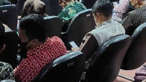 Pejabat Main Hape Di Sidang Paripurna, Cak Ri dan Cak Ho Layangkan Protes