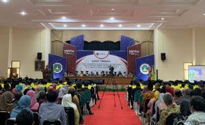 Ini Pesan Rektor Universitas Maarif Hasyim Latif Saat Melepas 350 Wisudawan