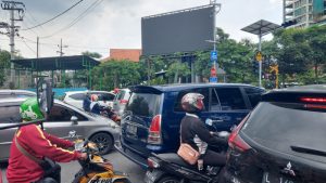 Hai Pohon…!!! Hindari Papan Reklame, Jika Tidak, Kamu Bisa Jadi ‘Stunting’