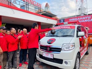 ﻿Jelang Ulang Tahun Emas, PDIP Surabaya Luncurkan Ambulan Baru
