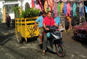 ﻿Kader PDIP Surabaya Kerja Bakti Bersih-Bersih Kampung bersama Masyarakat