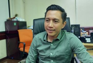Pasang Stiker, Mahfudz : Cara Walikota Mengurangi Angka Kemiskinan di Surabaya