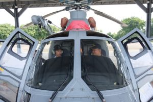 Di Sekolah Kebangsaan, Pelajar Surabaya Diperkenalkan Helikopter dan Pesawat TNI AL