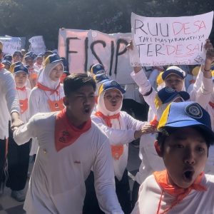 Latih Daya Kritis Mahasiswa Baru, United FISIP Orientation (UFO 2023) Gelar Simulasi Aksi RUU Desa