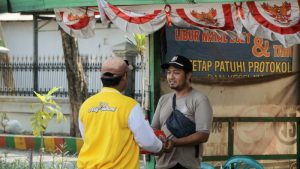 Partai Golkar Surabaya Respon Fenomena Elnino dengan Membagi-bagikan Rutusan Dus Air Mineral