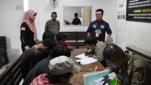 Satpol PP Surabaya Jadi Sahabat Anak, Gencar Ingatkan Bahaya Nggandol Truk