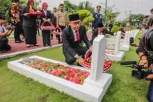 Ziarah di TMP Kusuma Bangsa, Wali Kota Eri: Semangat Pahlawan Terus Membara di Hati Arek Suroboyo