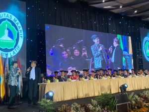 Mbah Kirun dan Cak Slenthem Meriahkan Wisuda XXI Universitas Maarif Hasyim Latif Sidoarjo