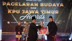 KPU Surabaya Raih 2 Penghargaan Sosialisasi Pendidikan Pemilih dan Publikasi Kirab Pemilu Terbaik