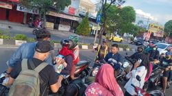 Movie Club Community Bagikan Ratusan Paket Takjil di Surabaya