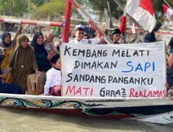 Tradisi Sedekah Laut Diwarnai Aksi Tolak Reklamasi