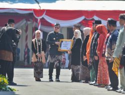 Di HUT ke-79 Jatim, Kota Surabaya Berhasil Raih Juara Umum Syariah Award 2024