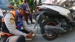 Amankan 2 Jukir Liar, Dishub Surabaya Gembok Puluhan Motor