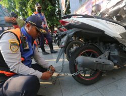 Amankan 2 Jukir Liar, Dishub Surabaya Gembok Puluhan Motor